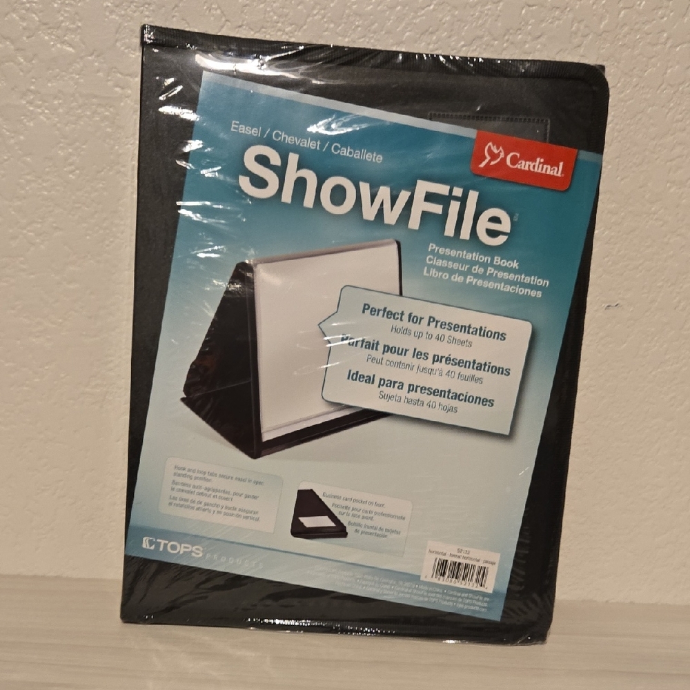 Cardinal ShowFile Easel Presentation Book Black Holds 40 Sheets NIP